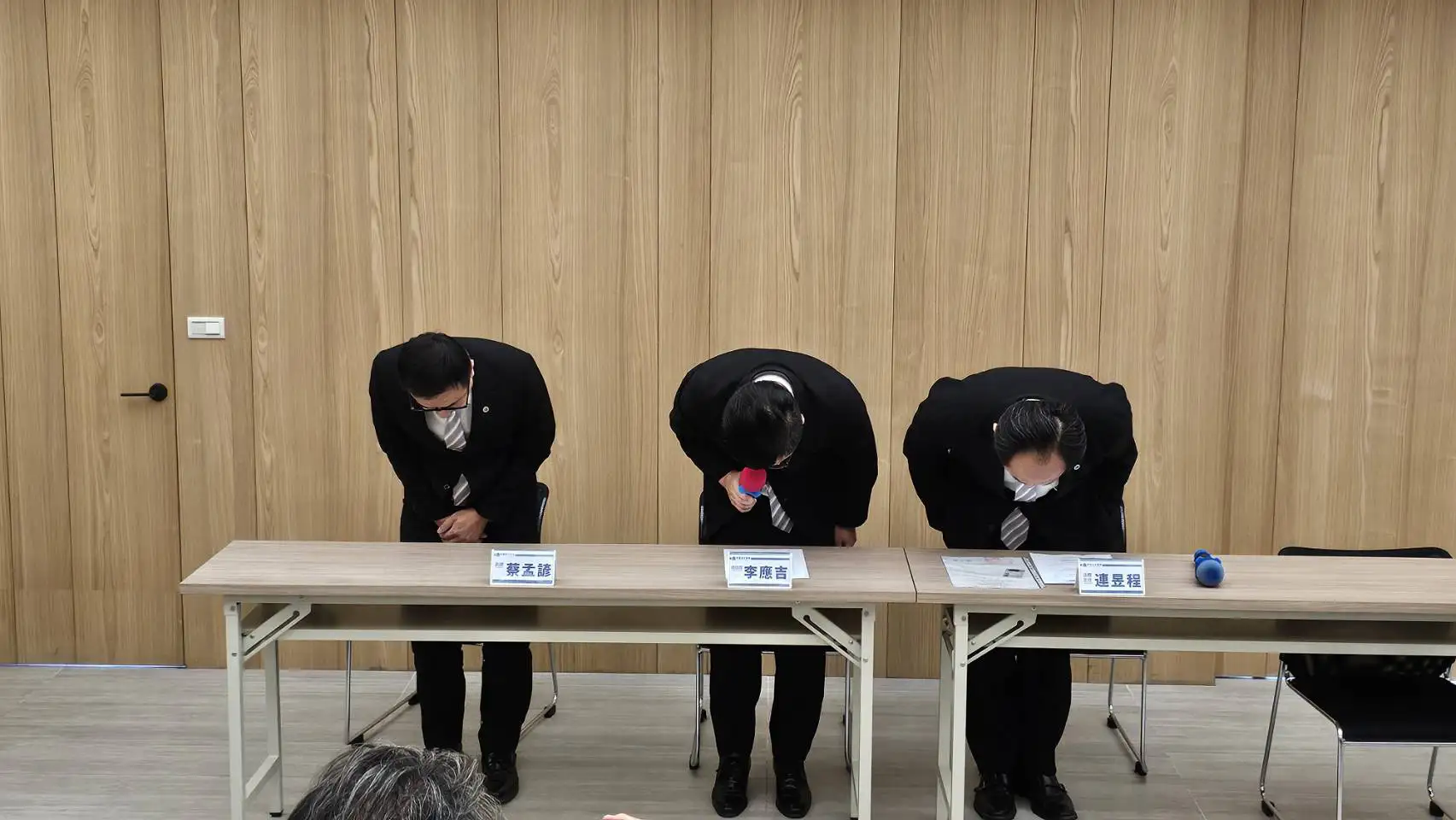 幸福家不動產總經理李應吉、副總蔡孟諺、法務主任連昱程出面鞠躬道歉。(記者張振興攝)