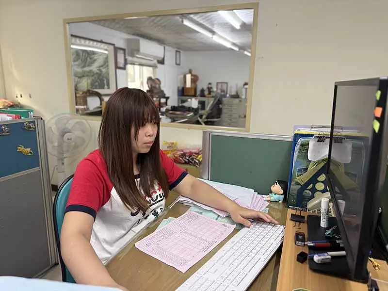 二度就業婦女小臻，透過勞動部朴子就業中心推介媒合至耀弘通運擔任行政人員，迄今已穩定就業半年、並順利領到「再就業獎勵」(圖/勞發署雲嘉南分署提供)