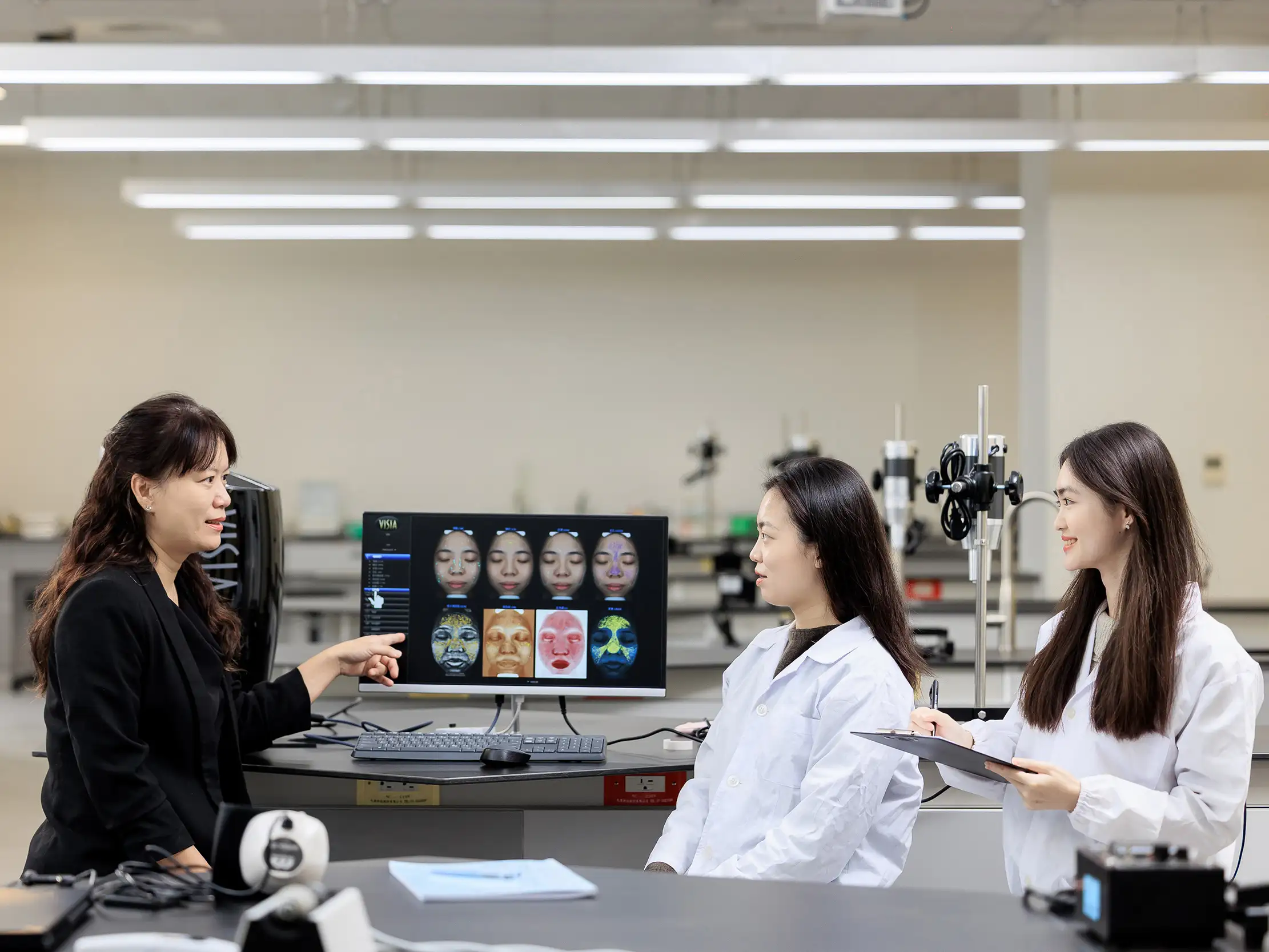 嘉藥粧品系著重實務操作與創新研發，學生於實驗室進行膚質檢測(圖/嘉南藥理大學提供)