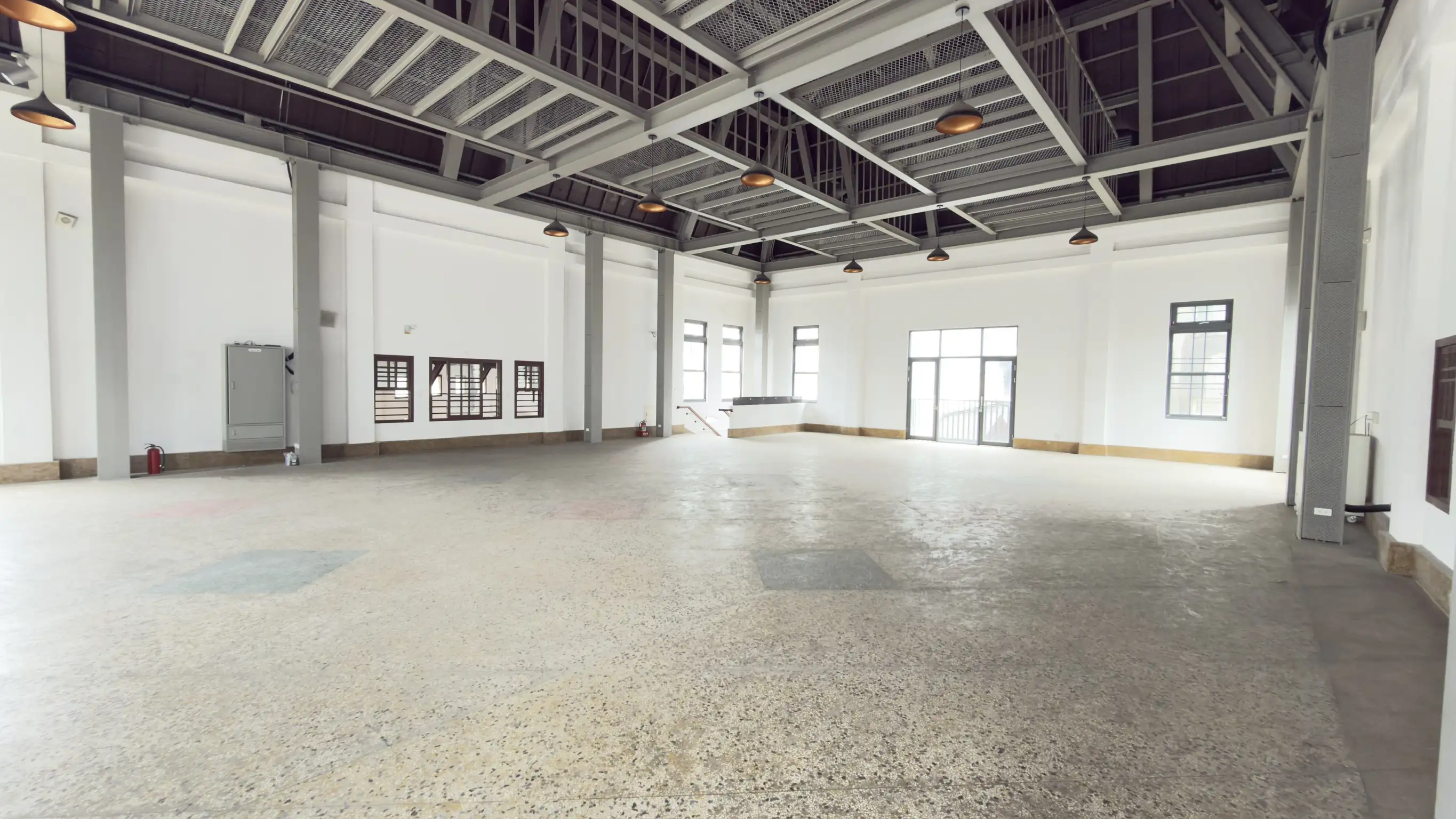 西市場外廓賣店二樓空間整理完成，開放招商，未來可望引進餐飲與文創品牌進駐。(圖/台南市經發局提供)