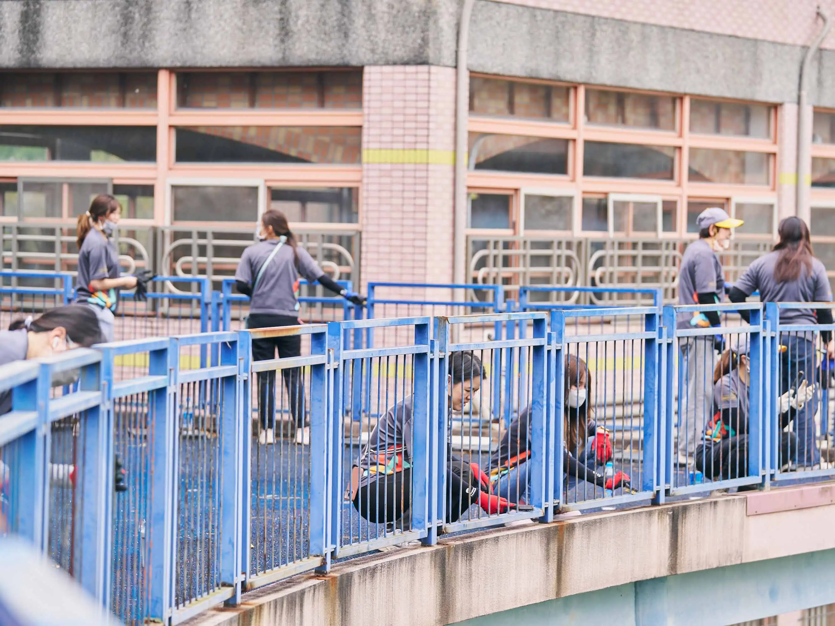 遠雄文教公益基金會號召廿六名企業志工，前進宜蘭頭城人文中小學校園，投入公益修繕行動，補強設施安全。（圖/遠雄基金會提供）