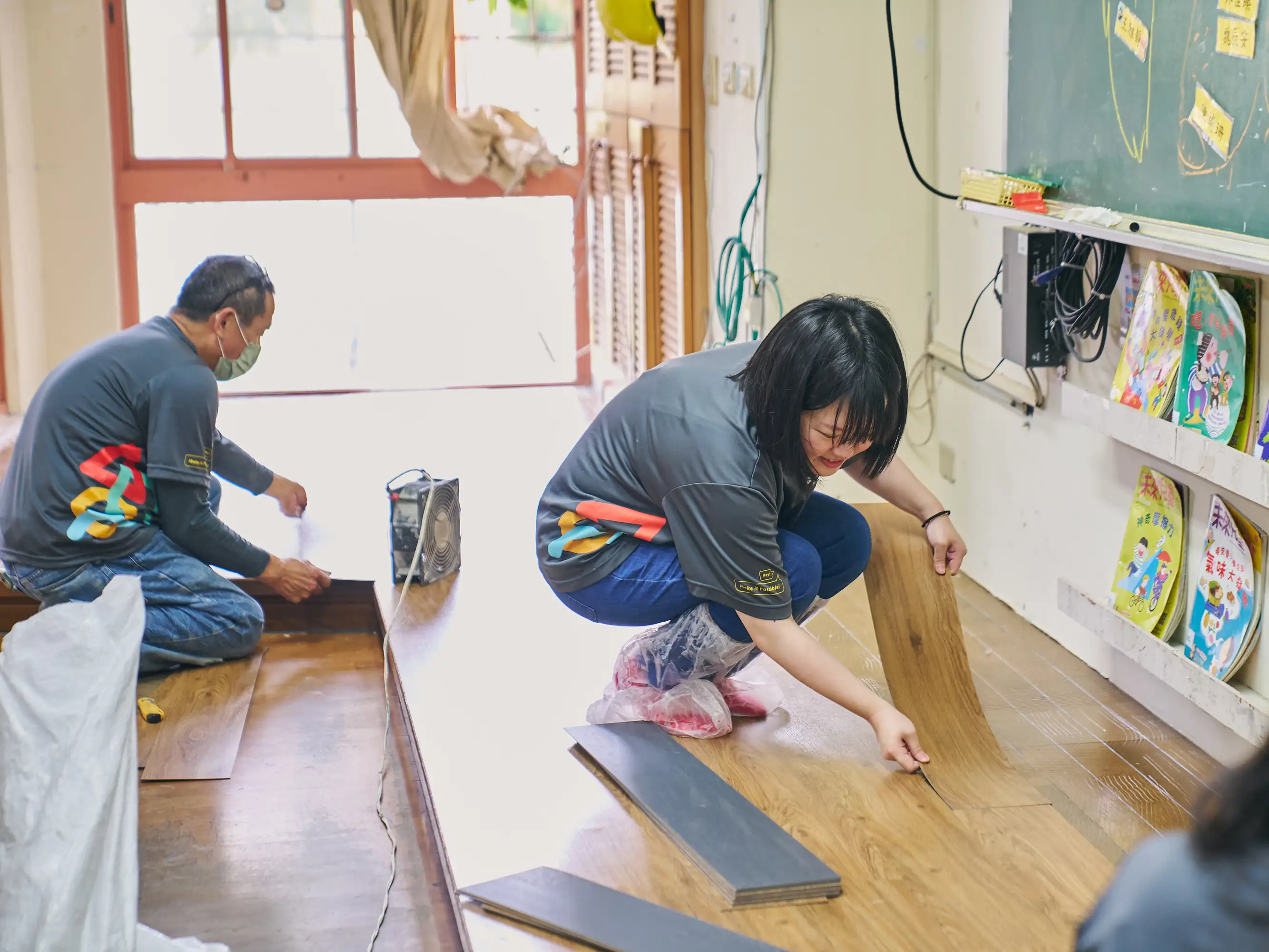 遠雄文教公益基金會號召廿六名企業志工，前進宜蘭頭城人文中小學校園，投入公益修繕行動，補強設施安全。（圖/遠雄基金會提供）