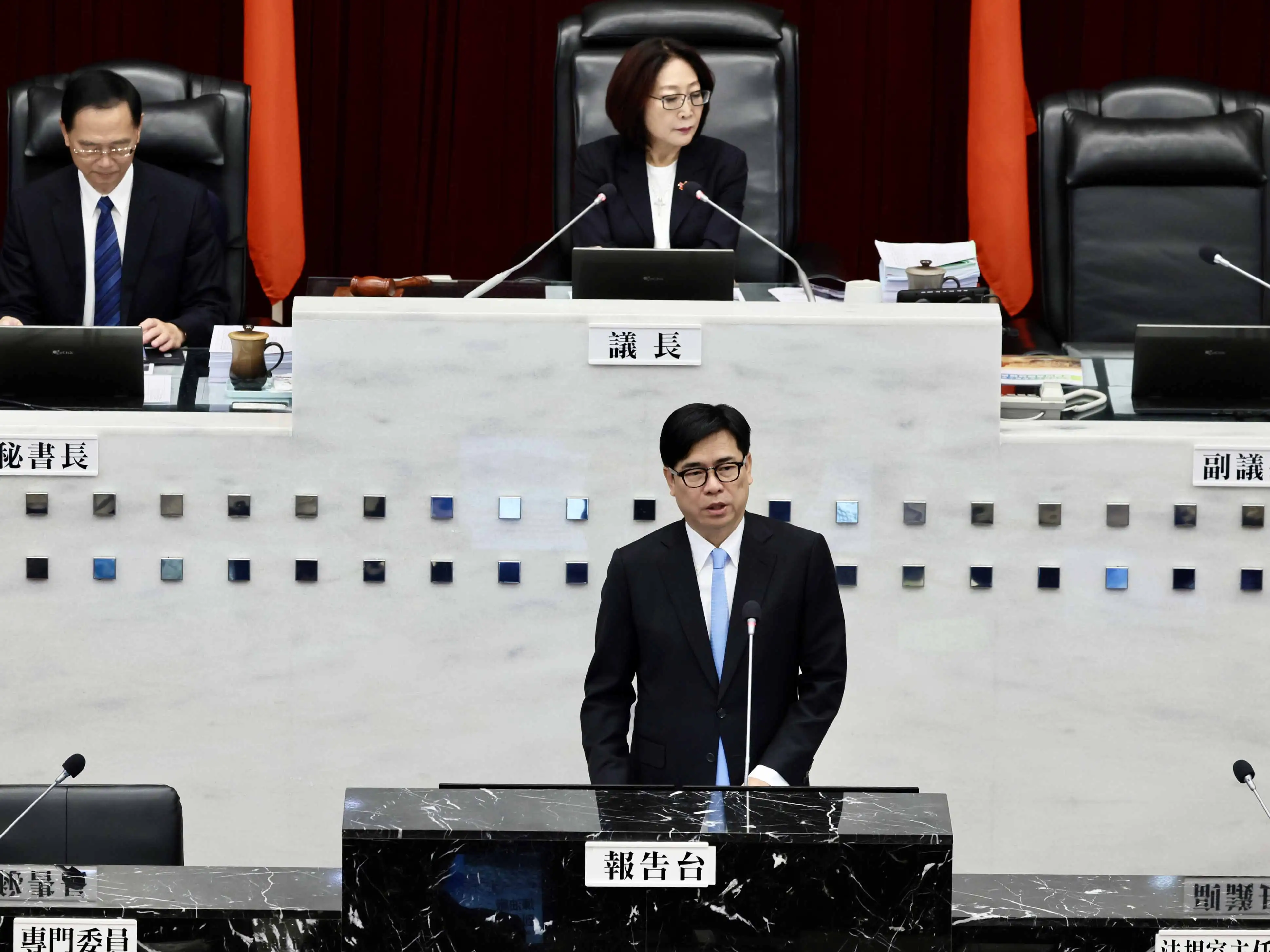 市長陳其邁在議會進行市長施政報告，除闡述高雄推動城市觀光及品牌形塑方面的努力，也細數五年來施政主軸的施政成果。（圖/高雄市府提供）