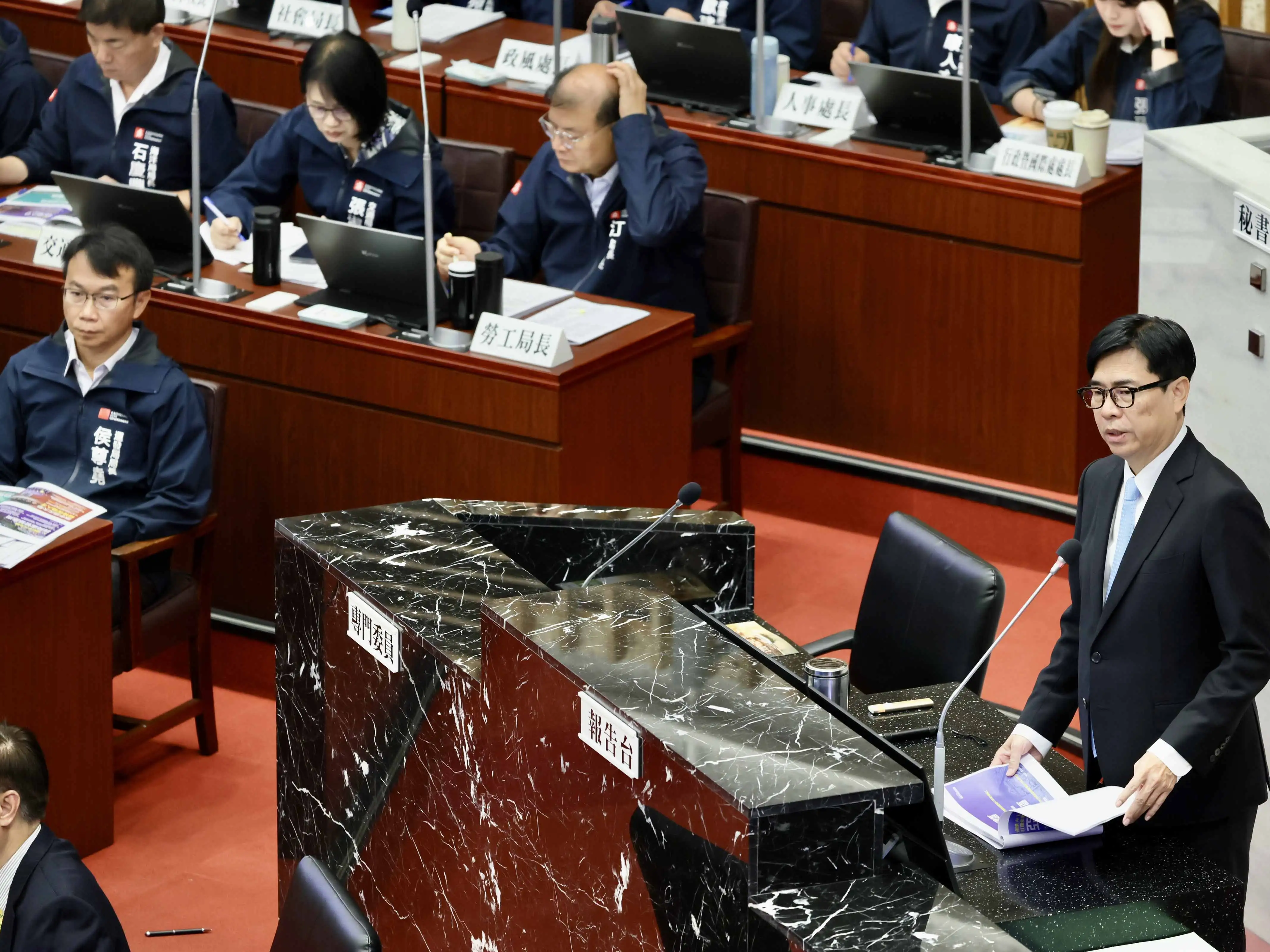 市長陳其邁在議會進行市長施政報告，除闡述高雄推動城市觀光及品牌形塑方面的努力，也細數五年來施政主軸的施政成果。（圖/高雄市府提供）