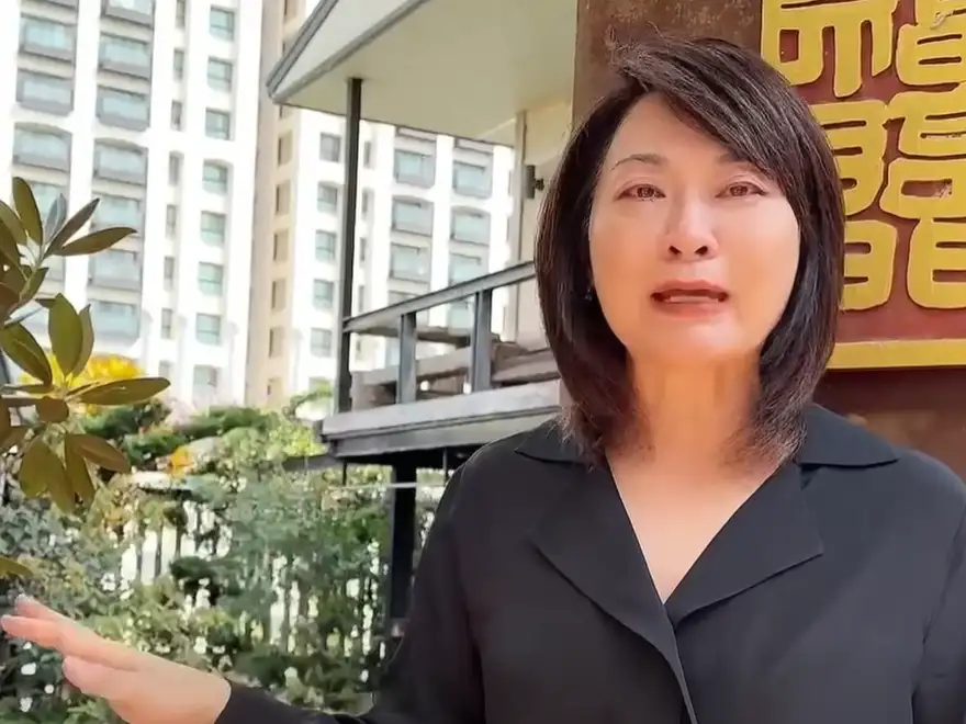 仁武區澄清巷拆除作業引發爭議，現場承租戶潑灑汽油抗議，市府暫停拆除。（圖/記者吳文生翻攝）