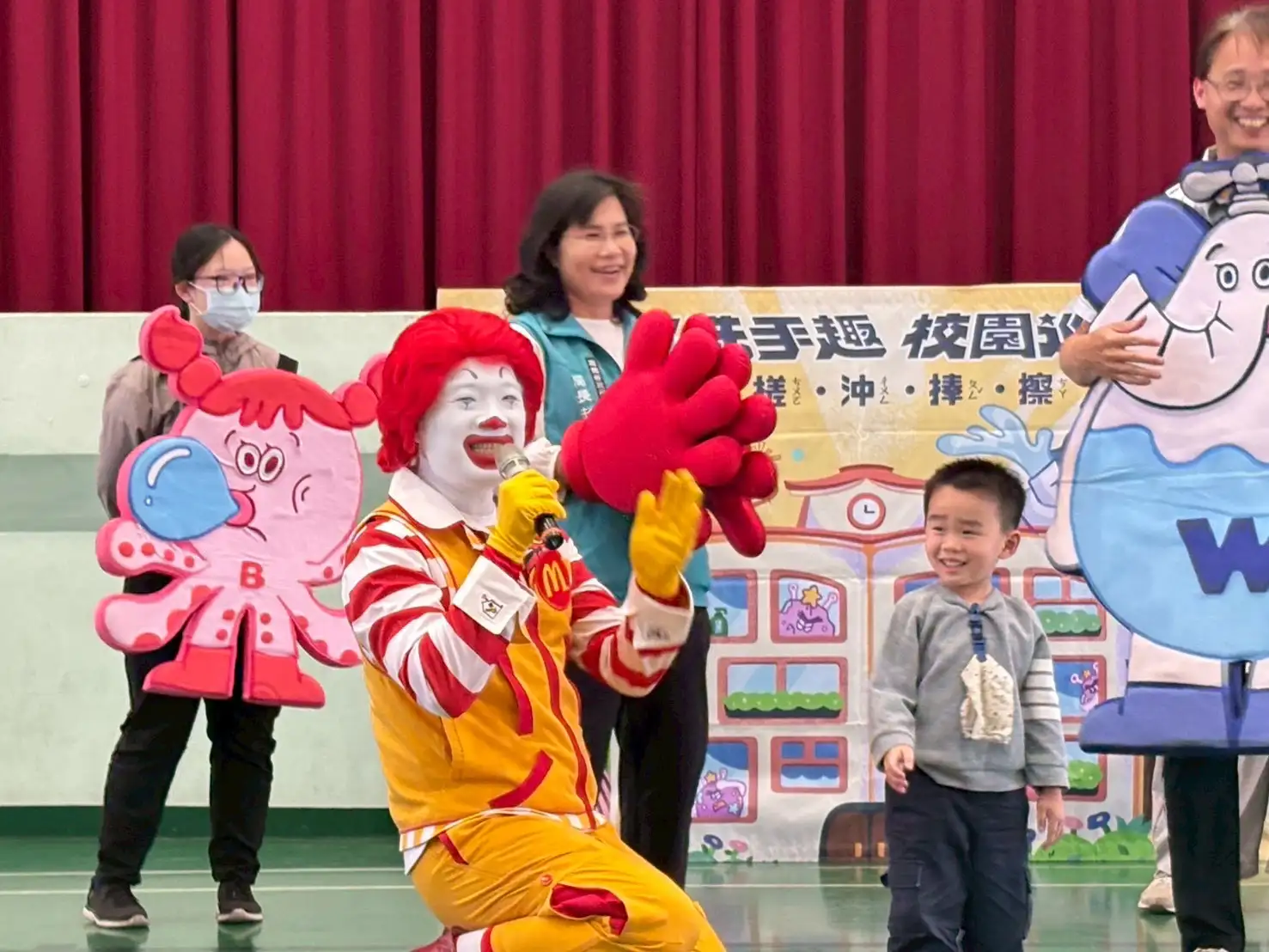 嘉義縣衛生局推動校園洗手宣導，學童熱情參與互動學習防疫知識。(圖/嘉義縣衛生局提供)
