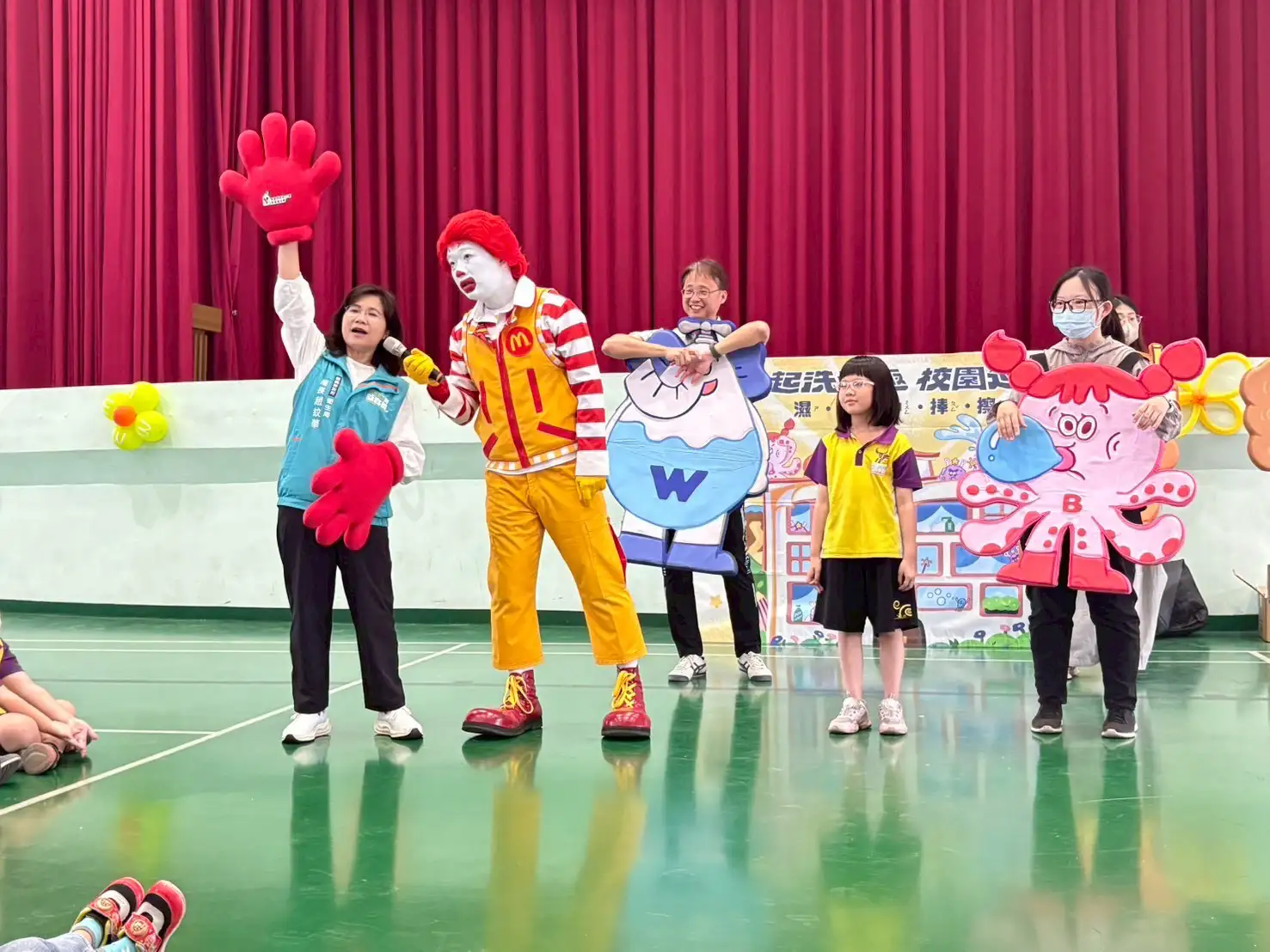 嘉義縣衛生局與麥當勞叔叔之家慈善基金會進行校園宣導，帶領學童互動學習正確洗手。(圖/嘉義縣衛生局提供)