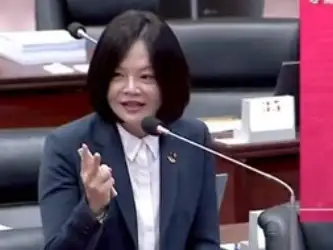 市議員湯詠瑜在議會的市長施政報告質詢中，特別針對高雄的電力轉型與在地建設，向陳其邁市長與市府團隊提出具體建議。（圖/記者吳文欽攝）