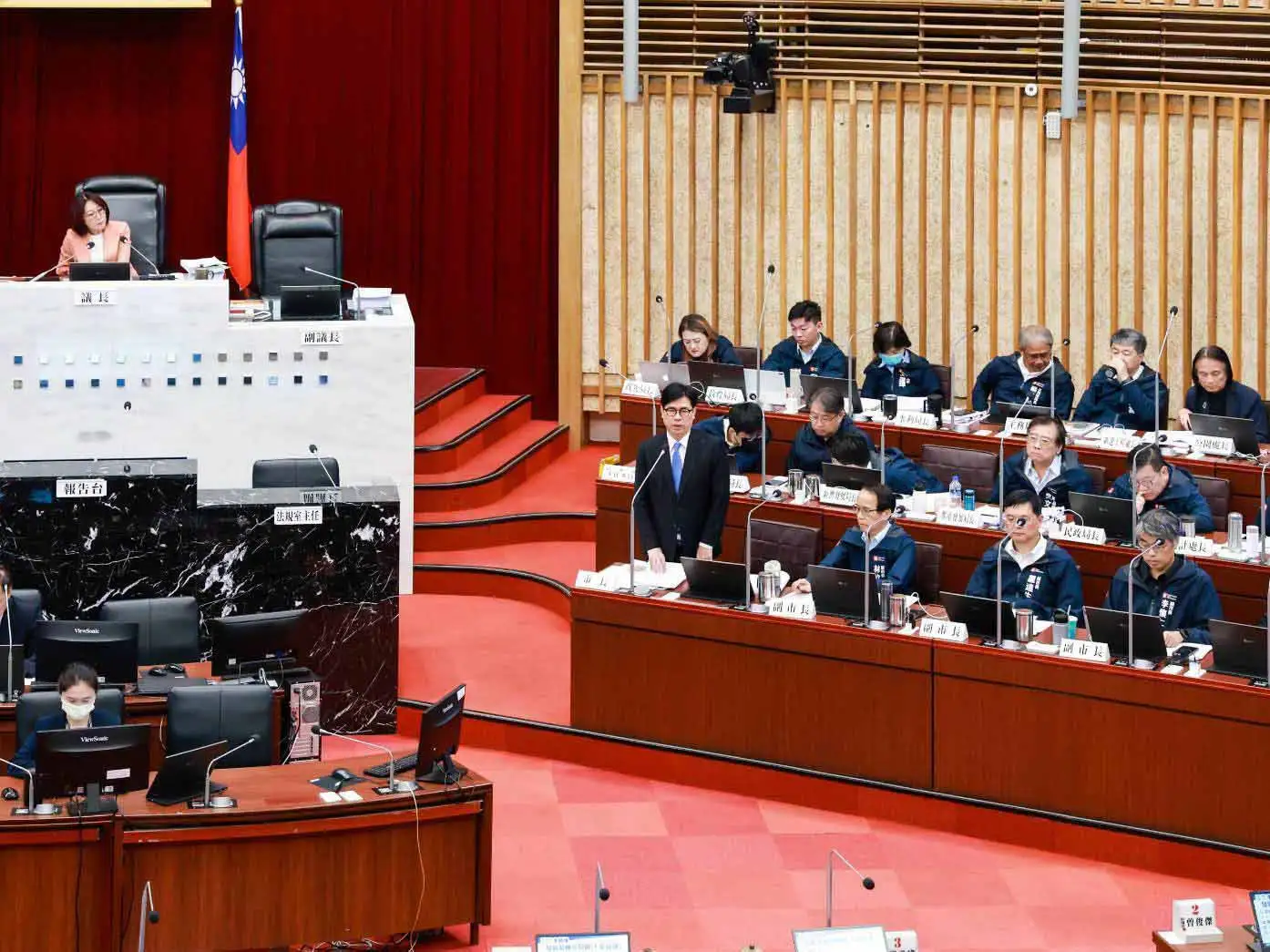 市長陳其邁在議會表示，高雄近年在半導體及AI產業帶動下，大型投資持續進駐，產業聚落逐步成形，已成為全球供應鏈重要節點。（圖/高雄市府提供）