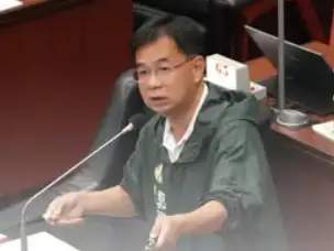 市議員郭建盟在市政總質詢中聚焦高雄「K型經濟」現象，並提出青年就業、服務業及兒少保護建議。（圖/記者吳文生攝）