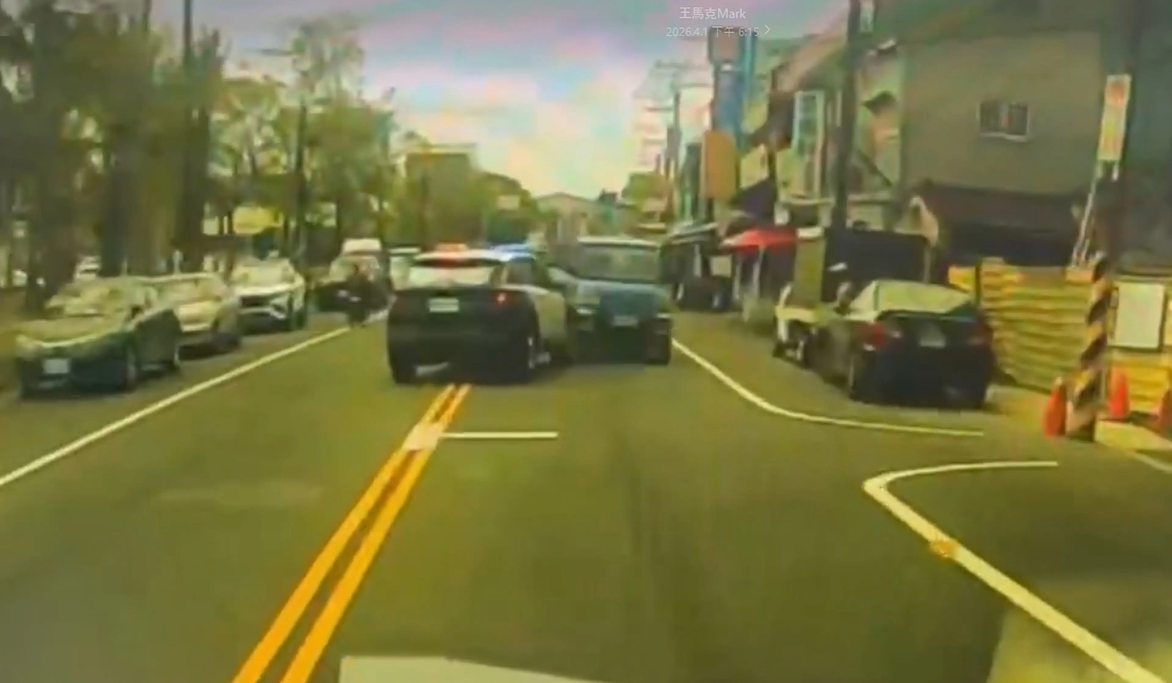 警方於台南南區灣裡地區攔截涉案藍色小貨車時，嫌犯拒檢加速逃逸並衝撞警車，並波及路旁停放的自小客車。(圖/第六分局提供)