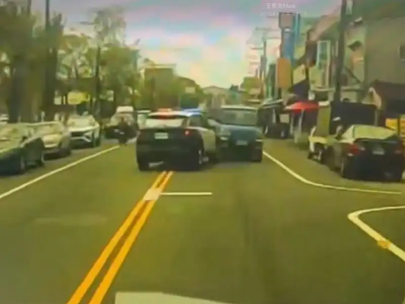 台南街頭警匪追逐  竊嫌衝撞警車波及路旁自小客