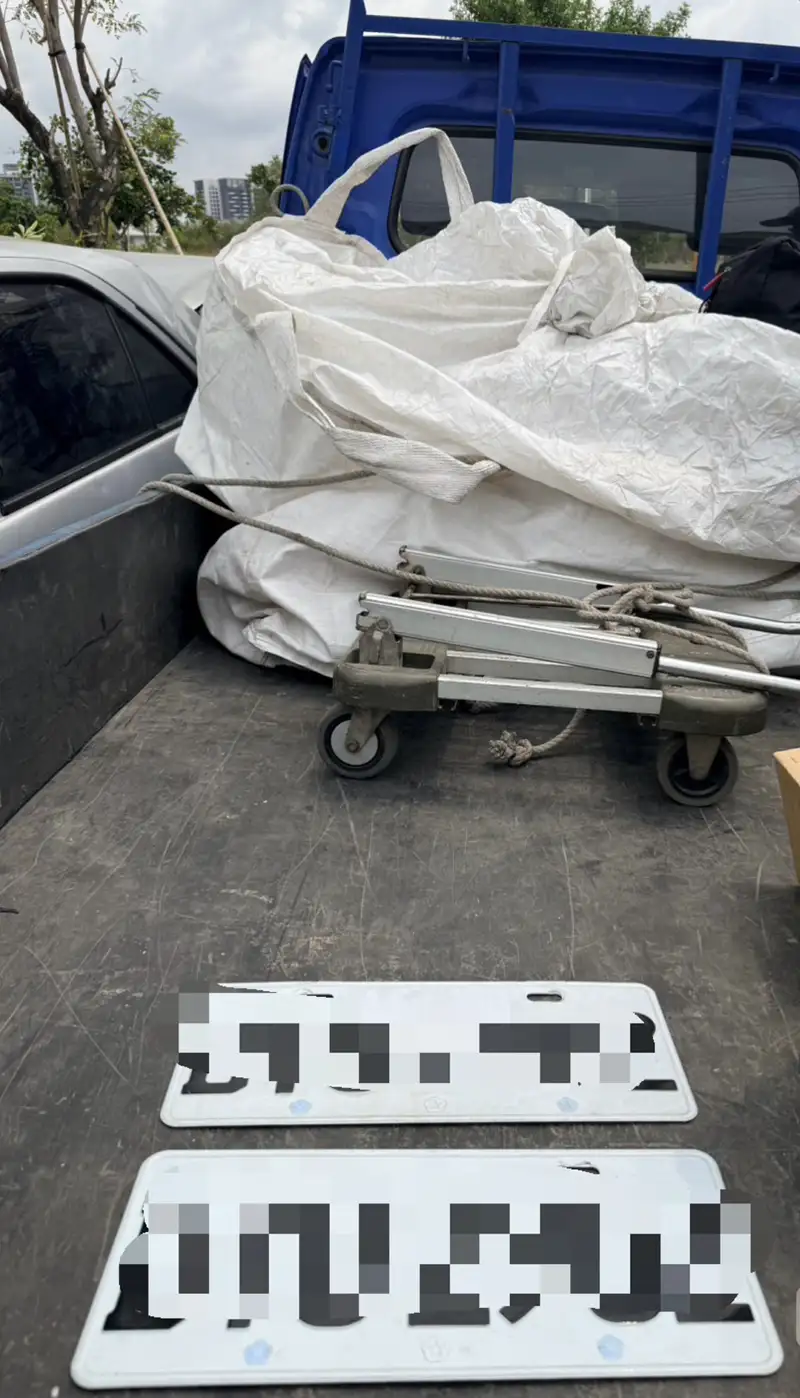 警方在嫌犯棄置的藍色自小貨車內查獲兩面失竊車牌，已帶回進一步調查釐清。(圖/第六分局提供)