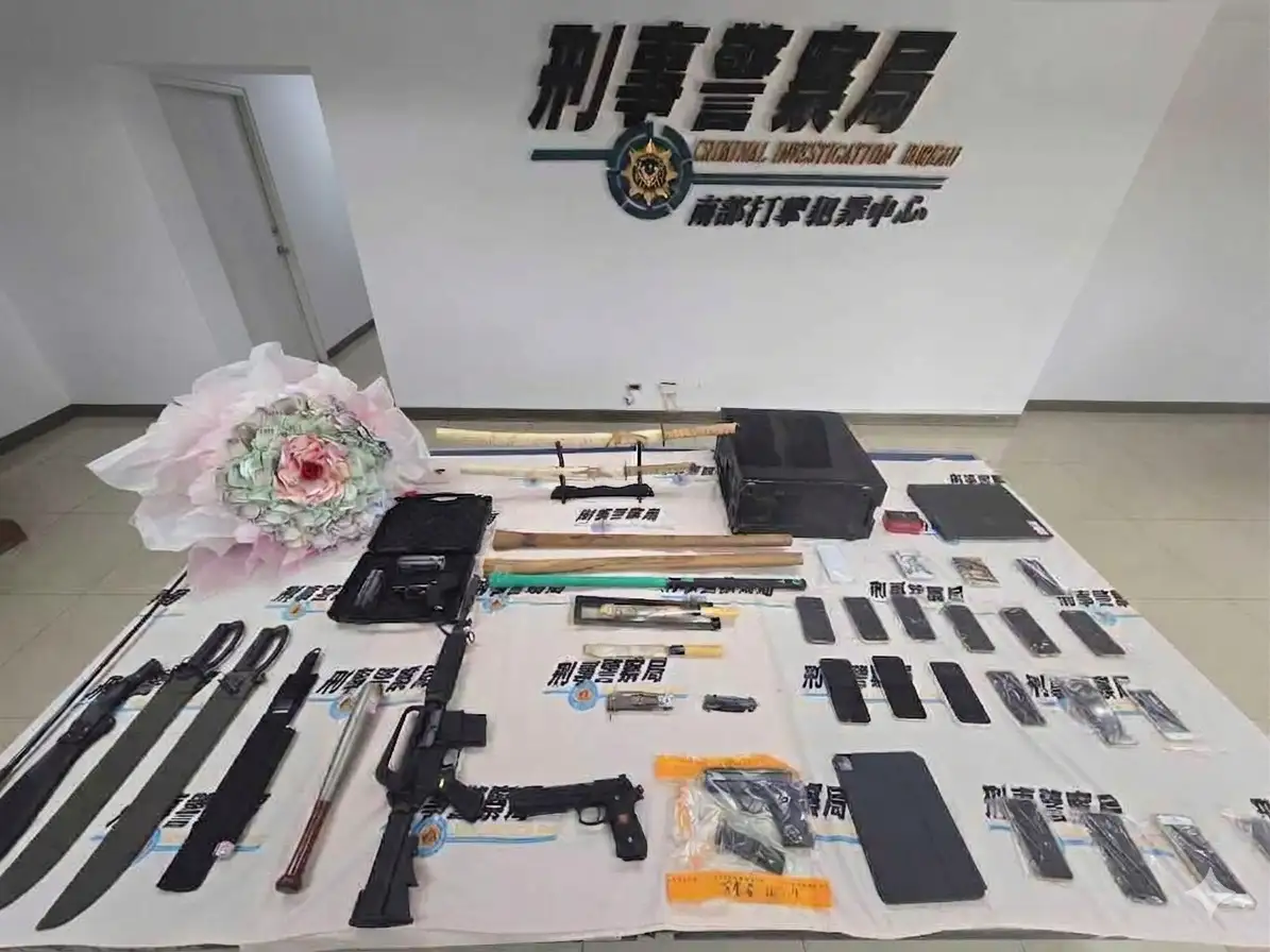 警方查扣槍枝、刀械、毒品及通訊設備等大批證物，全案共逮17名嫌犯到案。(圖/刑事局南部打擊犯罪中心提供)