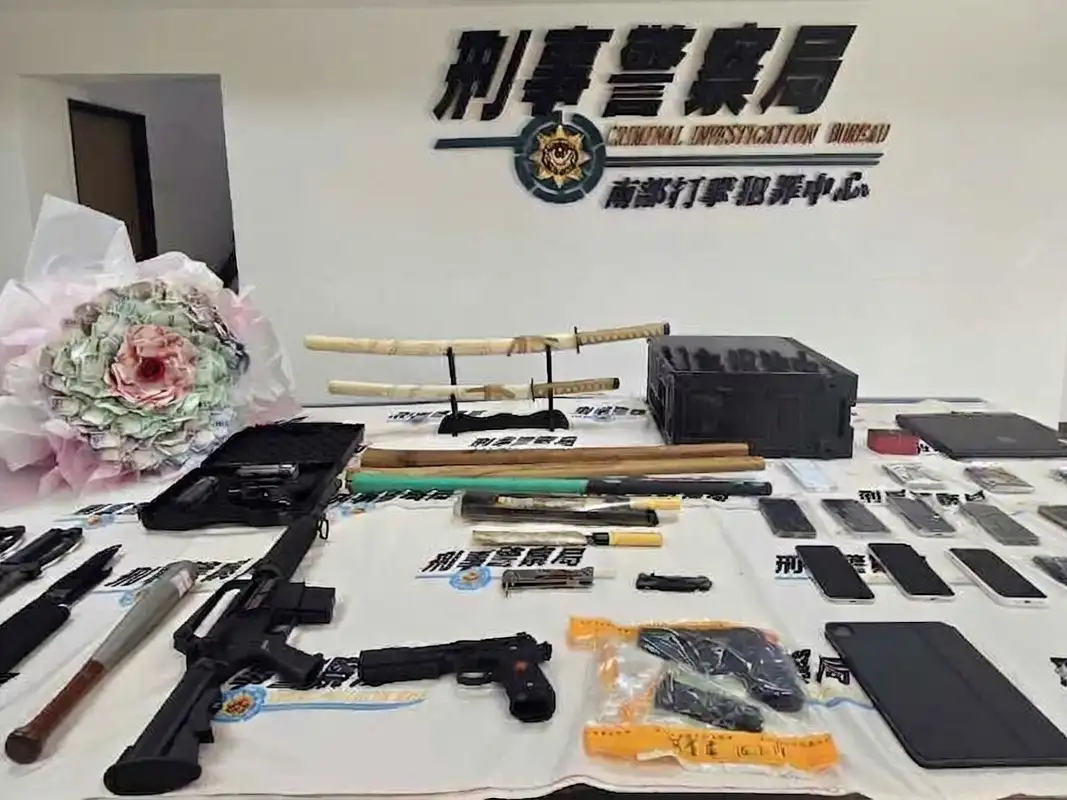 警方查扣槍枝、刀械、毒品及通訊設備等大批證物，全案共逮17名嫌犯到案。(圖/刑事局南部打擊犯罪中心提供)