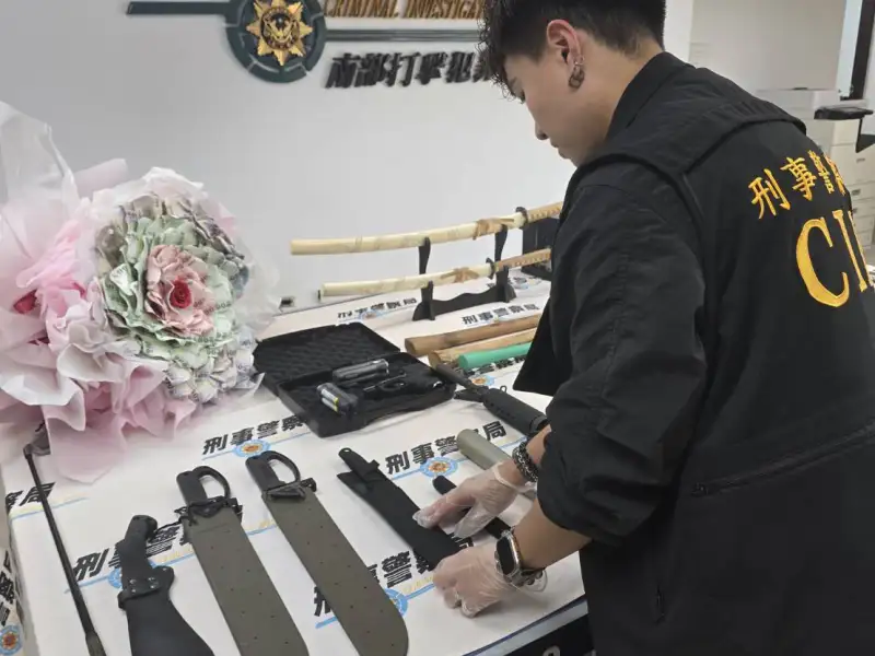 詐騙集團吸金數千萬遭瓦解　警逮17人查扣槍彈毒品主嫌收押