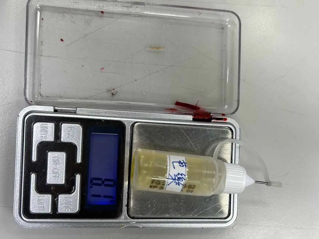 員警意外查獲二級毒品依托咪酯菸彈1顆及菸油1罐，當場逮捕34歲郭姓男子並依法送辦。(圖/新興分局提供)