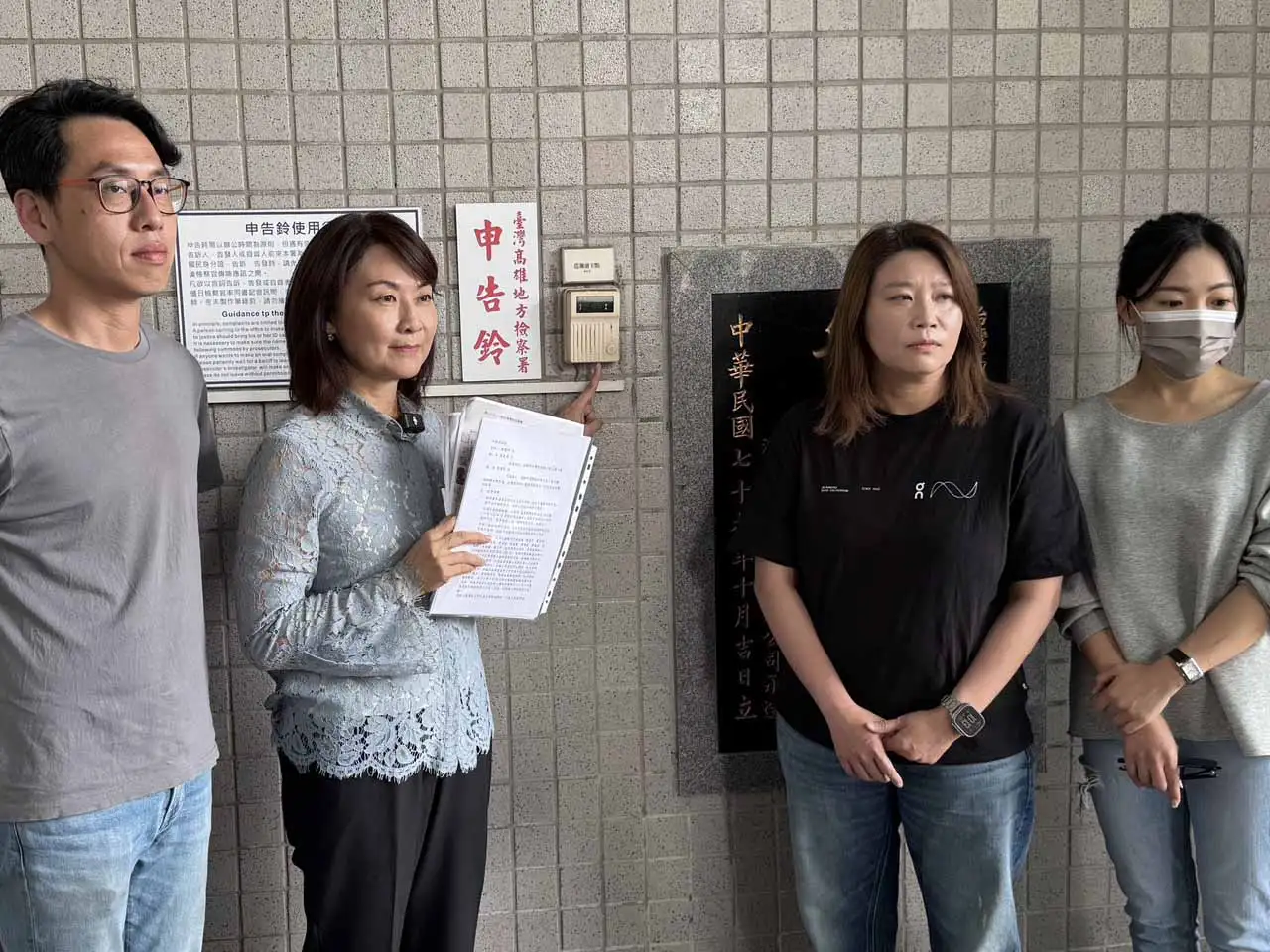 高雄市議員陳麗娜2日上午赴高雄地檢署，控告陳其邁等人加重毀謗，強調以司法反擊抹黑、捍衛清譽。（圖/陳麗娜團隊提供）