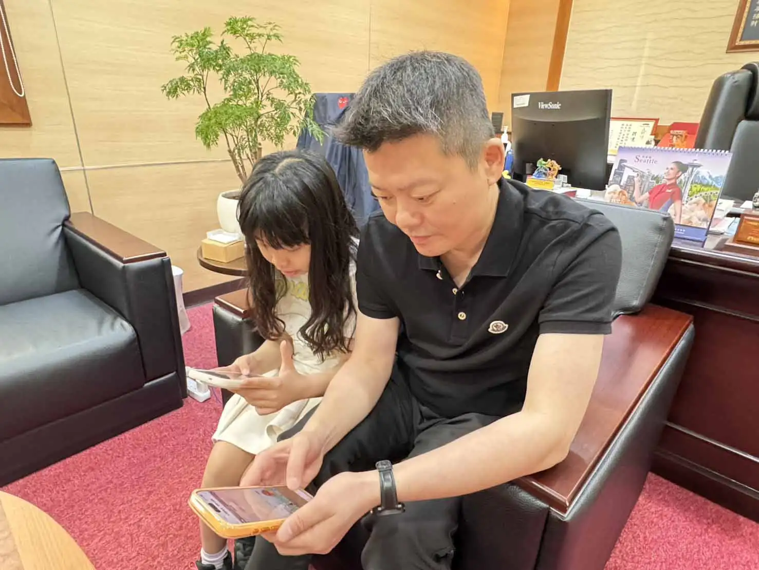 高雄市副議長曾俊傑於兒童節前夕推出AI線上遊戲「高雄大冒險」，並與家人一同試玩，現場笑聲不斷。（圖/曾俊傑提供）