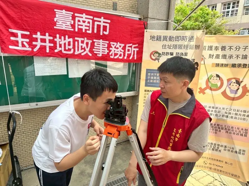 學生體驗測量儀器功能。(圖/台南市地政局提供)