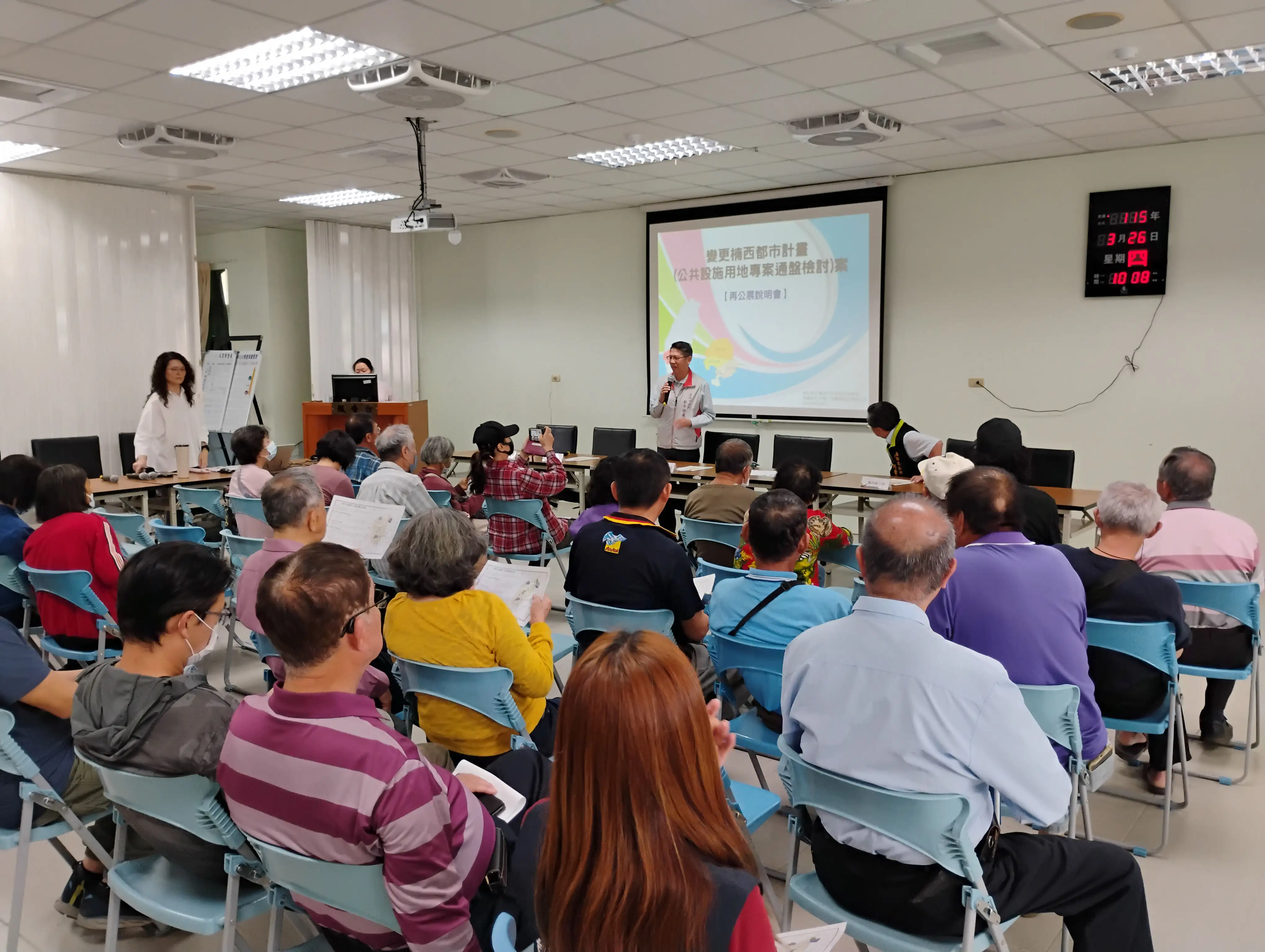 都發局舉辦楠西都市計畫變更案說明會，民眾到場關心土地使用與規劃內容。(圖/台南市都發局提供)
