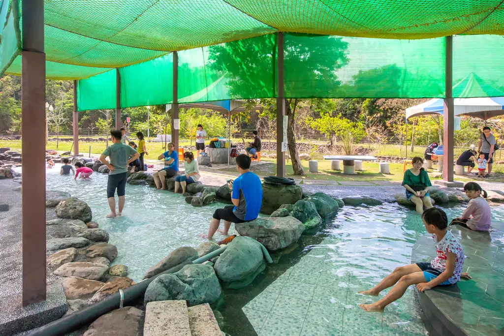 楠西龜丹溫泉體驗池吸引民眾泡腳放鬆，享受山城自然與溫泉樂趣。(圖/臺南市觀旅局提供)