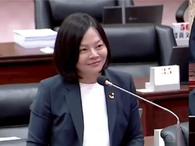 市議員湯詠瑜針對老人假牙補助政策，建議衛生局恢復半口補助及分梯次申請，照顧到長輩的需求。（記者吳文欽攝）