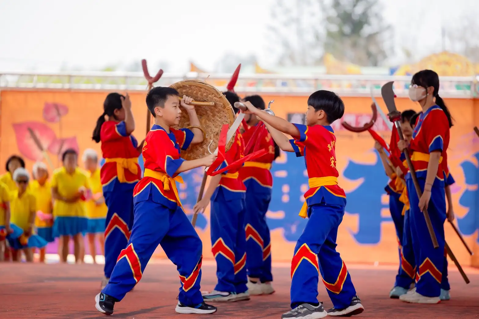 內門國小學童展演宋江陣技藝，展現傳統藝陣文化向下扎根的成果。（圖/高雄市觀光局提供）