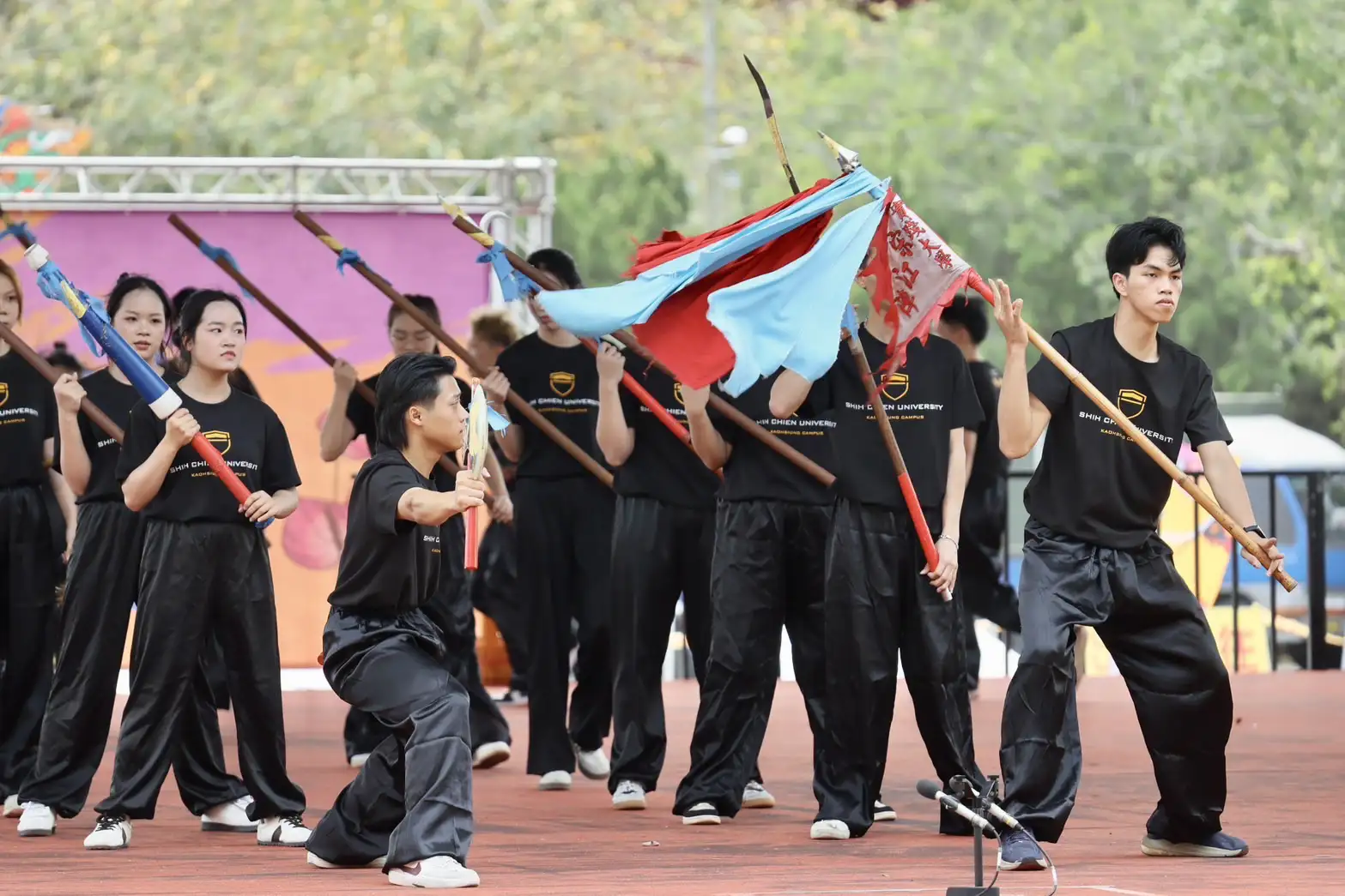 實踐大學高雄校區學生組隊展演宋江陣，展現傳統藝陣跨校與跨文化傳承活力。（圖/高雄市觀光局提供）