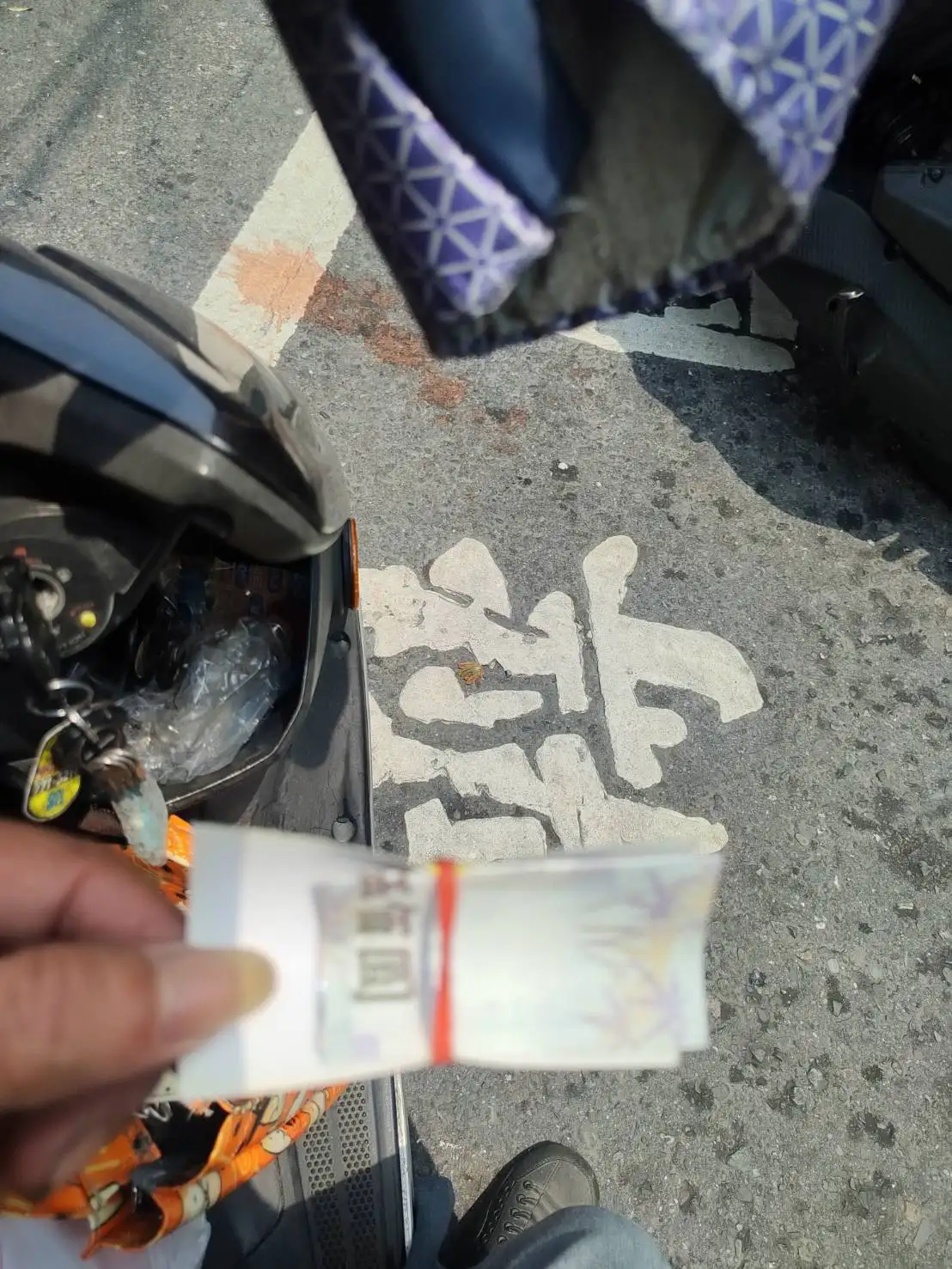 民眾於機車座椅上發現不明名片與現金綑綁，隨即報警處理。（圖/高市刑大提供）