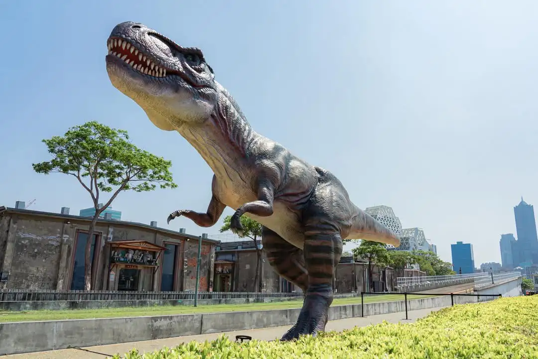 高雄衛武營公園設置多隻擬真機械恐龍與情境造景，讓民眾彷彿走入史前世界。（圖/高雄市政府提供）