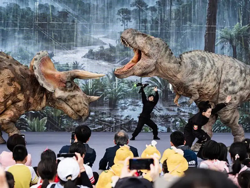 日本DINO-A-LIVE首度來台，於衛武營呈現擬真恐龍演出，吸引民眾拍照體驗。（圖/高雄市政府提供）