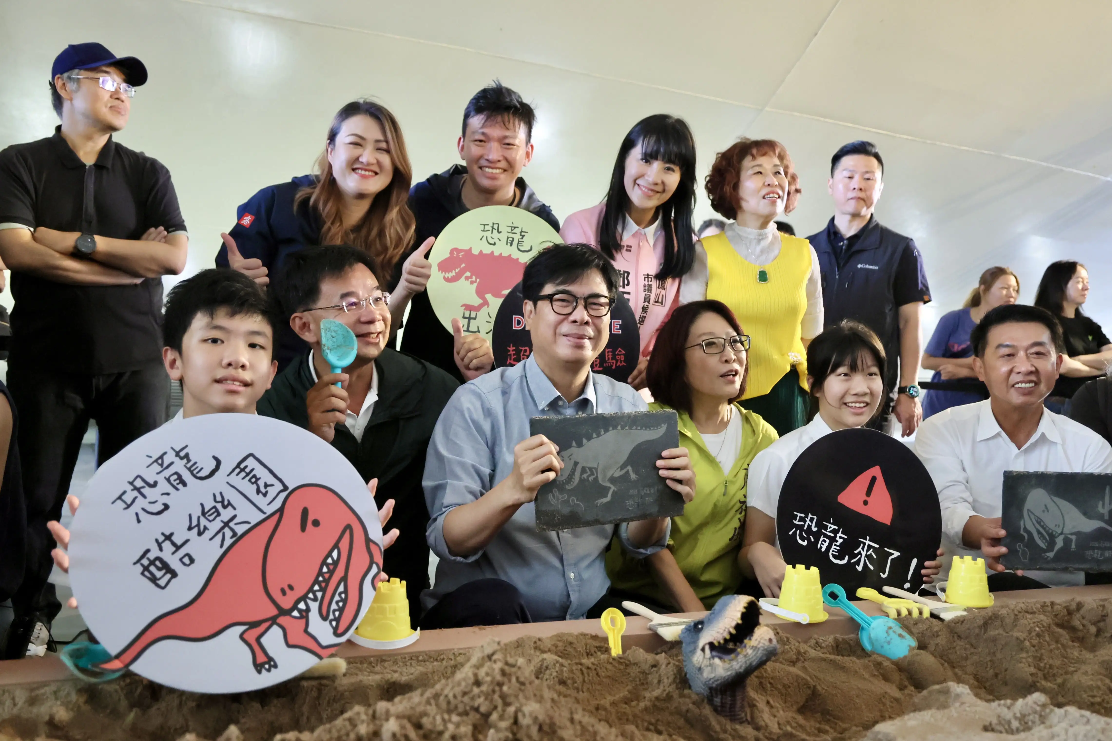 高雄恐龍酷樂園於衛武營國家藝術文化中心盛大開幕，市長陳其邁與大小朋友一起體驗挖掘樂趣。（圖/高雄市政府提供）