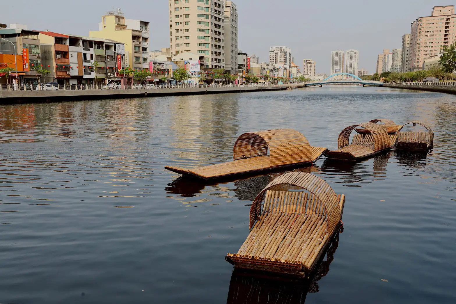 台南安平運河設置特色水上裝置，結合城市景觀，展現百年水岸風貌與文化意象。(圖/台南市政府提供)