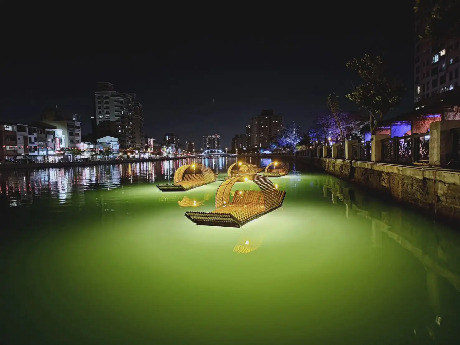 夜間光影點亮安平運河，水岸裝置映照流光，營造迷人浪漫的城市夜景氛圍。(圖/台南市政府提供)