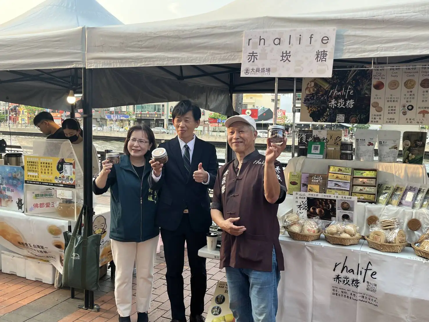 台南市府邀請民眾走訪「大員盛場」水岸市集，品味在地特色美食，感受悠閒愜意的運河風情。(圖/台南市政府提供)