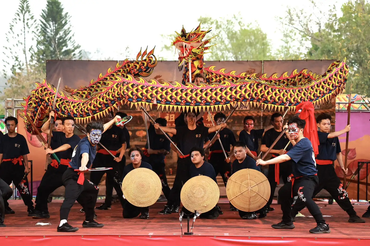決賽隊伍展現精采陣頭表演，傳達宋江陣文化多元面貌，現場觀眾熱情喝采。（圖/高雄市觀光局提供）