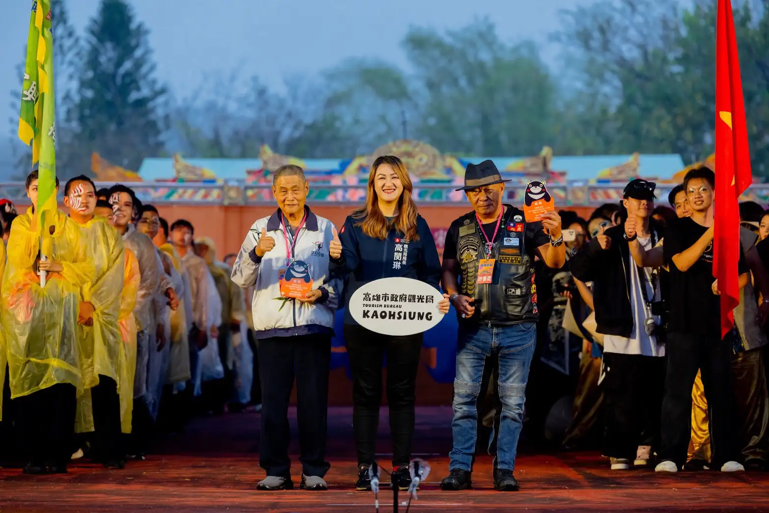 高雄市觀光局長高閔琳頒發「十年評審」獎座，感謝評審長期投入宋江陣文化傳承。（圖/高雄市觀光局提供）
