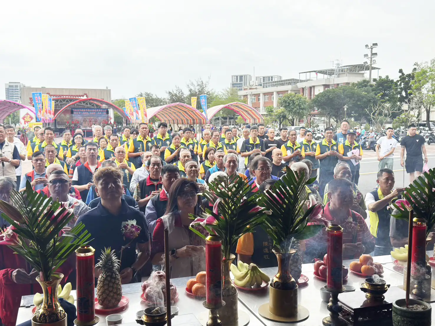 灣裡萬年殿舉行拔筊儀式，眾多信眾手持清香虔誠參拜，遴選會首、旗官及王船代公等重要職務。(記者劉美祺攝)