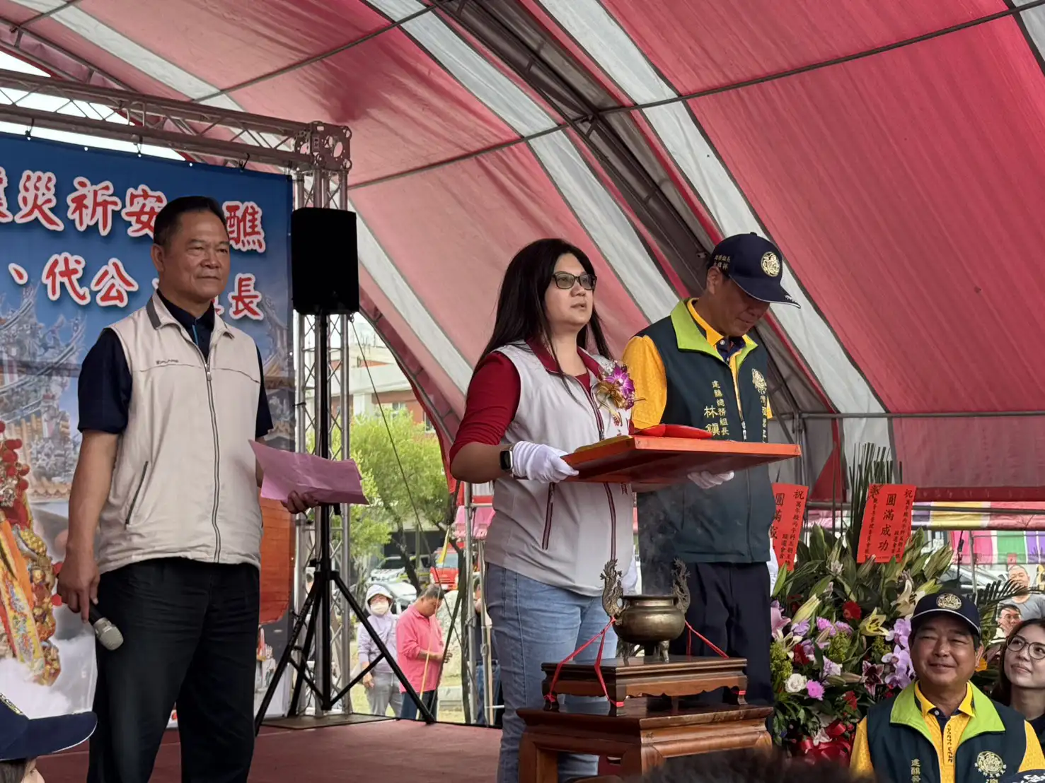 海口宮副主委陳姿貞手捧供盤參與拔筊儀式，最終以十連聖筊獲選主會首，為灣裡萬年殿王醮揭開吉祥序幕。(記者劉美祺攝)