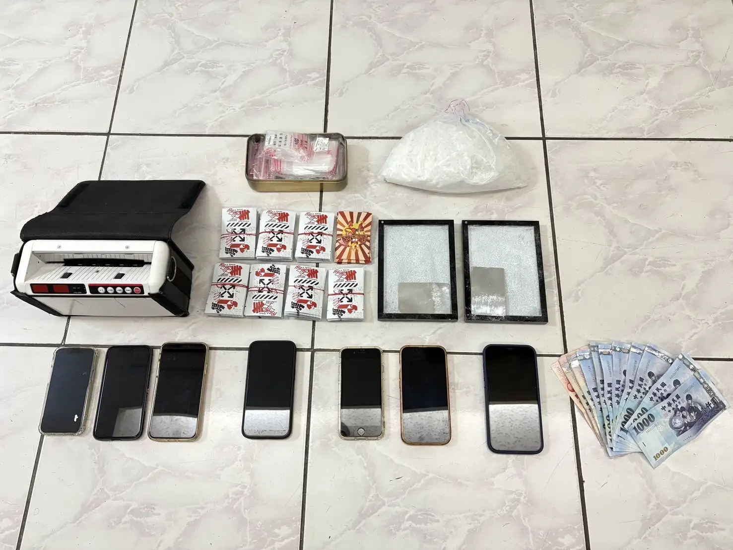 警方查扣現金及、手機及筆記型電腦等證物，將主嫌與核心成員一網打盡(圖/刑事警察局電信偵查大隊提供)