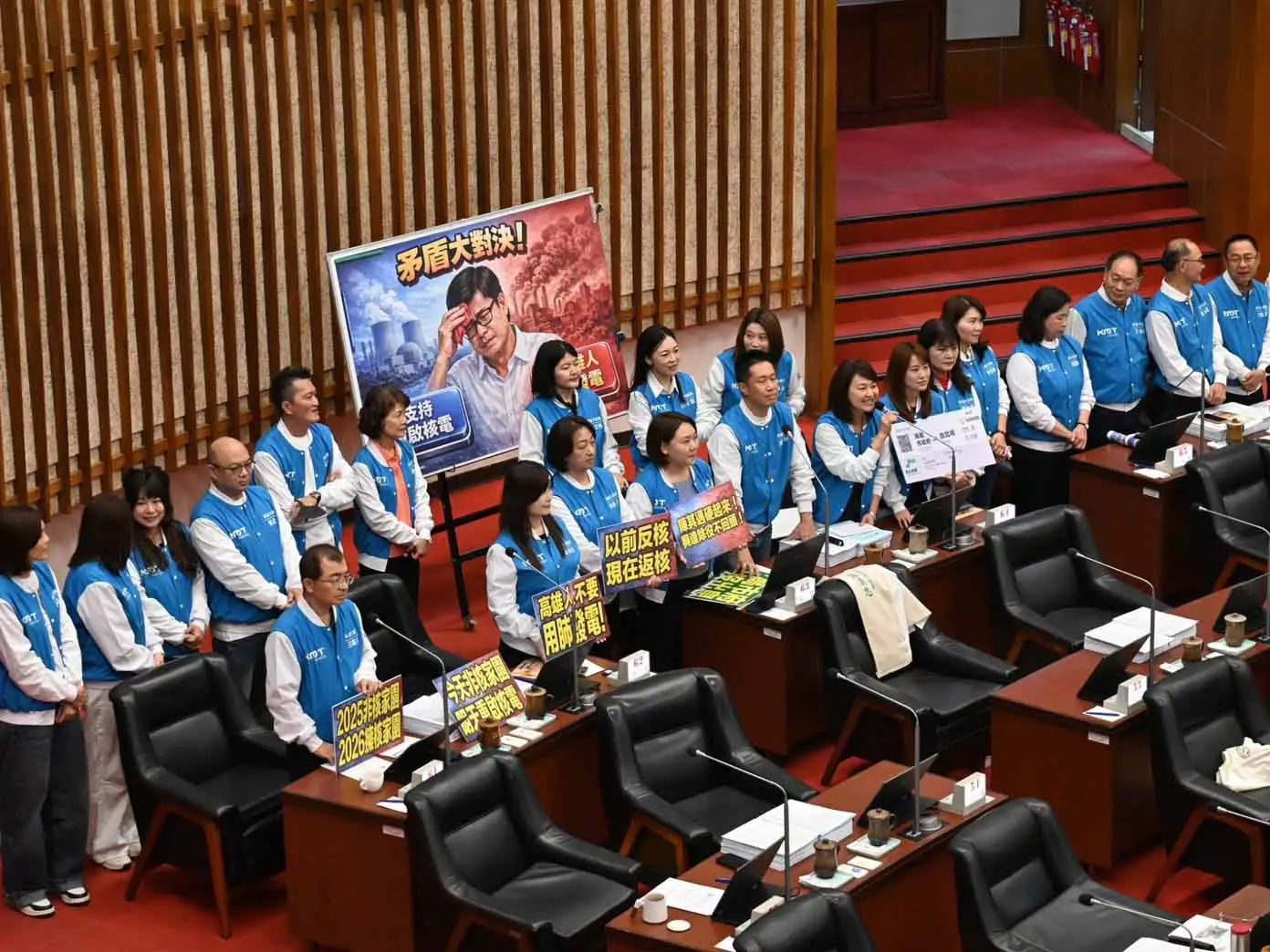 高雄市議會國民黨團批評民進黨操作「抹紅」議題，質疑其對兩岸交流採取雙重標準。（圖/記者吳文生攝）