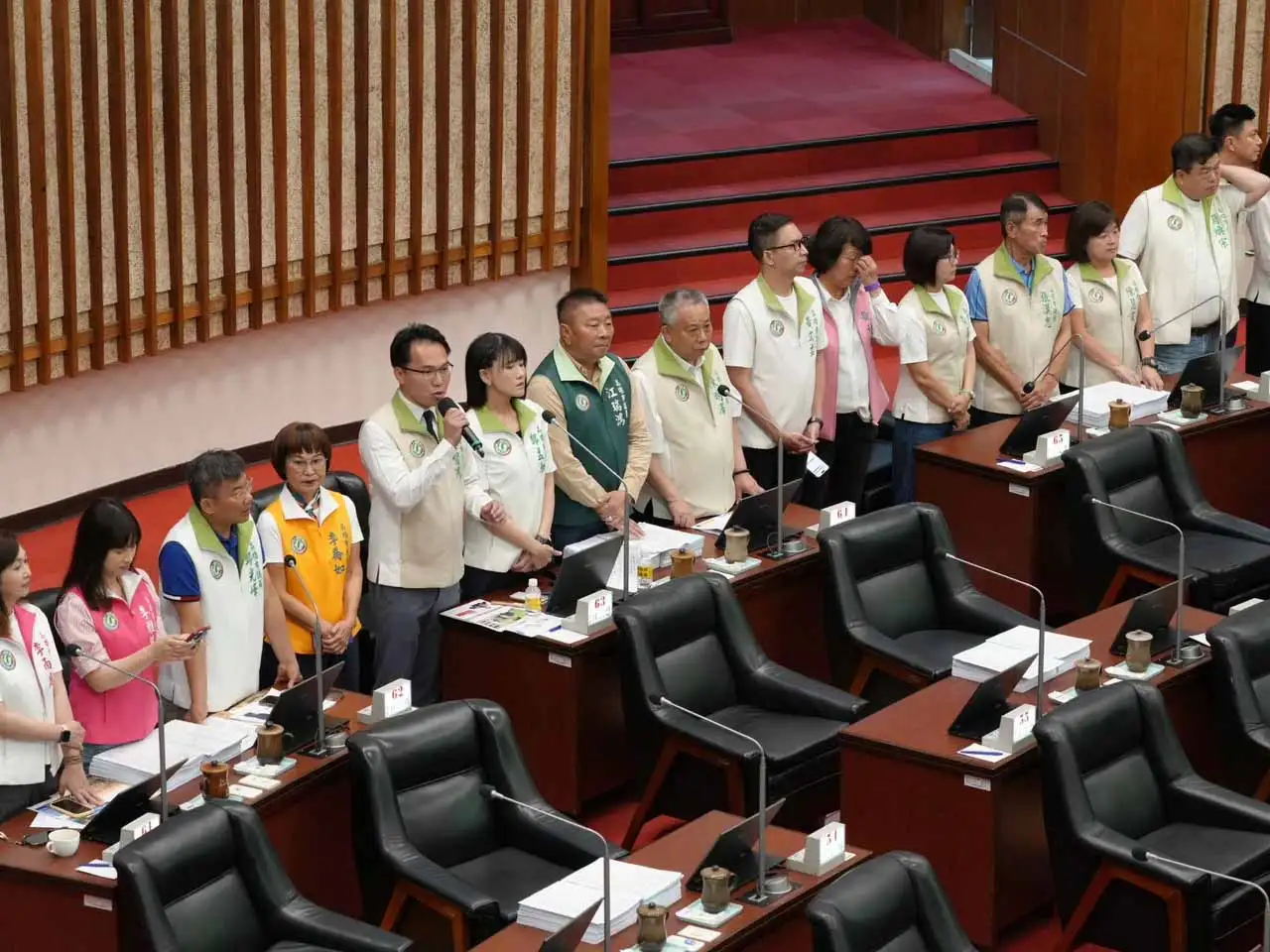 高市議會民進黨團議員於議會進行聯合質詢，關切兩岸與市政議題。（圖/林智鴻提供）