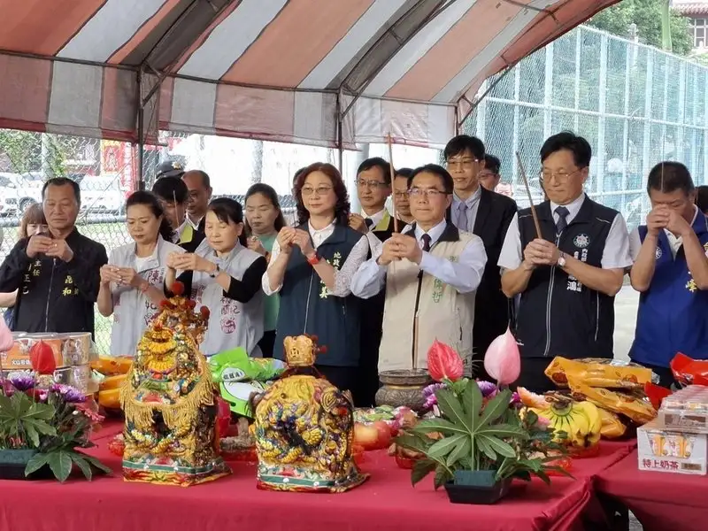學甲區大灣農村社區土地重劃區舉行開工動土典禮，由市長黃偉哲親自主持，內政部地政司、土地重劃工程處、立法委員、市議員及地方各界人士與里民共同參與，見證工程正式啟動，展現市府推動農村建設與均衡發展的決心。(圖/台南市政府地政局提供。)
