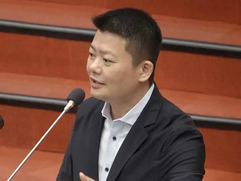 副議長曾俊傑要求警察局結合衛生局、社會局成立專案，加強防治長者遭詐騙，守護其財產安全。（圖/記者吳文生攝）