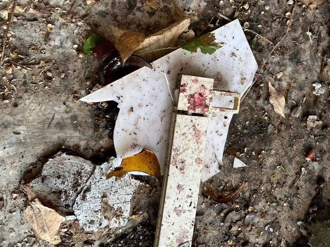 竹崎鄉一處偏遠山區廢棄國小，傳出爆炸聲響，導致校內教室牆面與窗框嚴重毀損(圖/竹崎分局提供)