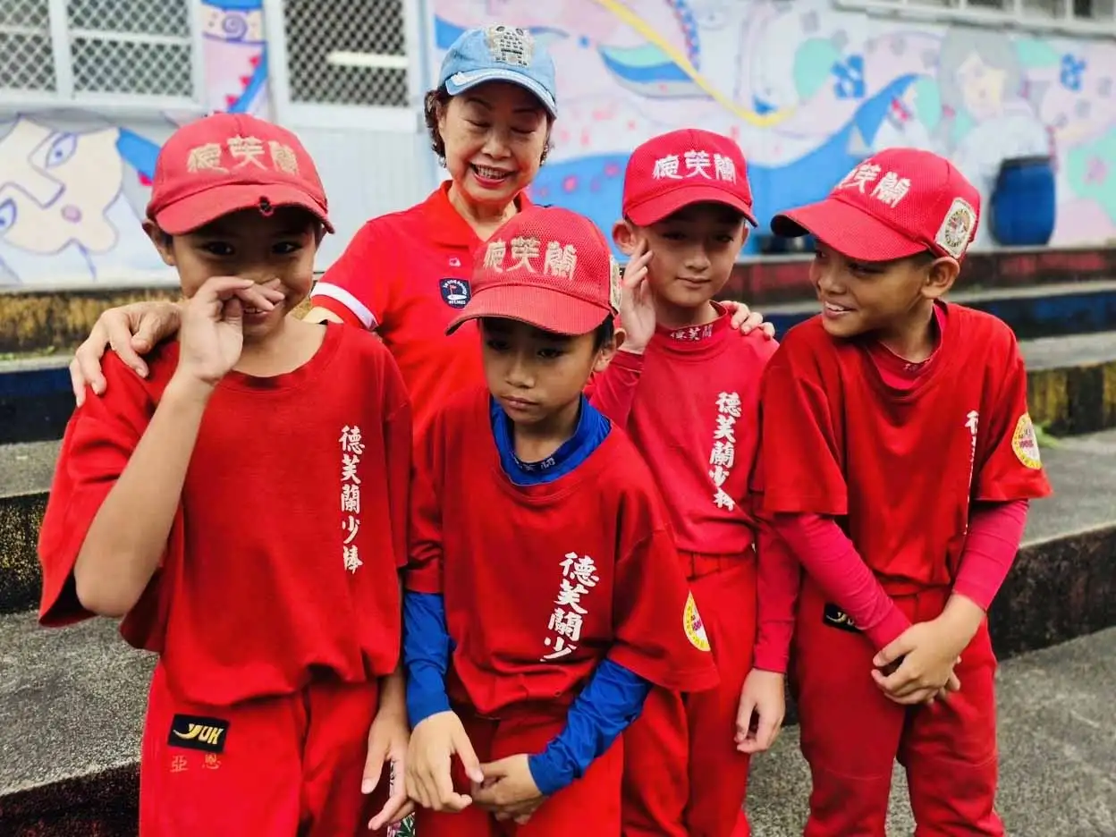 王醫師健康行旅學苑第四期公益活動，由王志平校長領軍，偕同鍾佐榮榮譽副校長，以及全體學員，捐贈球棒、球鞋、加菜金及十輛自行單車，給台中市和平區德芙蘭國小少棒隊。（圖/取自王醫師臉書）
