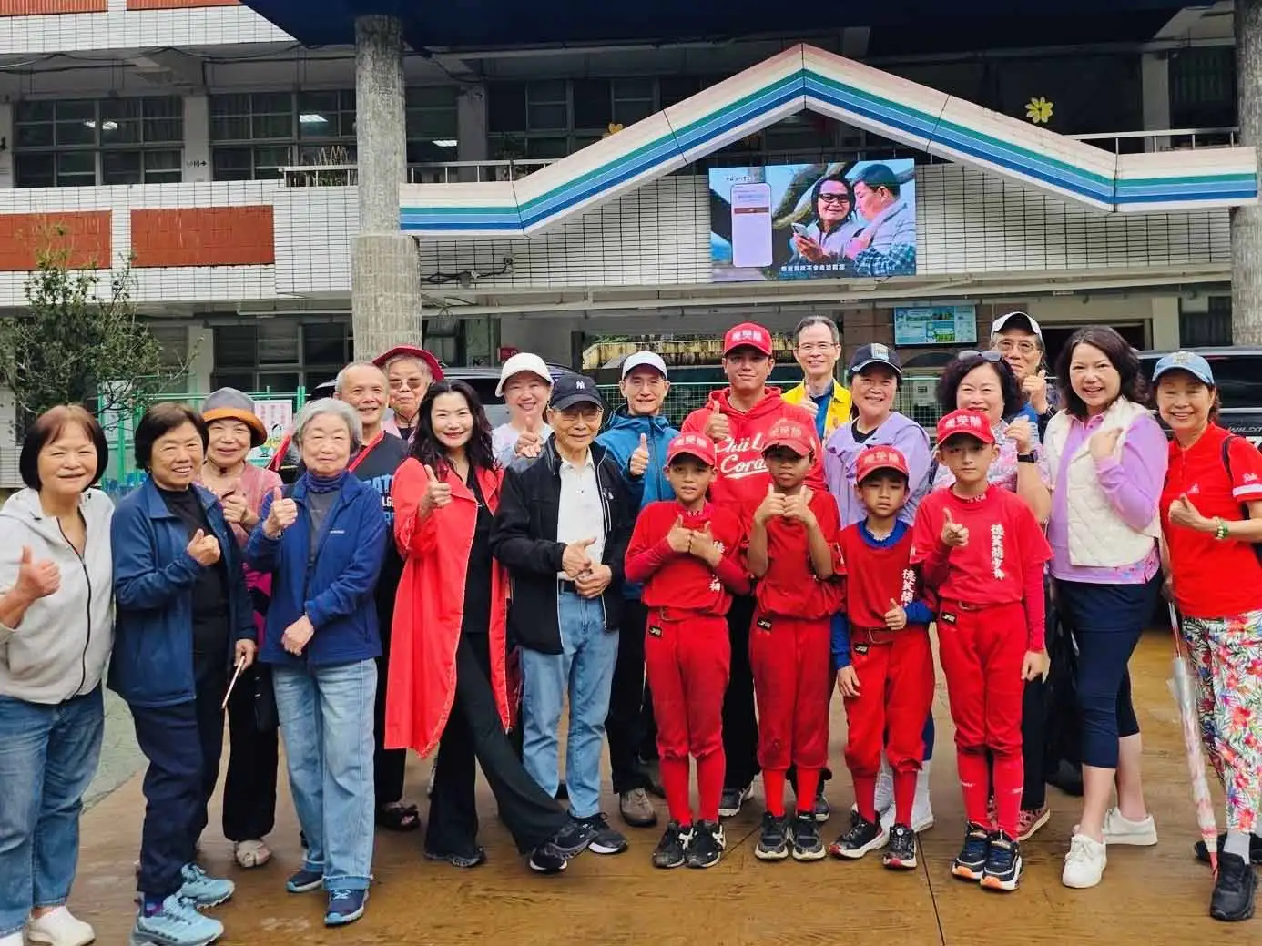 王醫師健康行旅學苑第四期公益活動，由王志平校長領軍，偕同鍾佐榮榮譽副校長，以及全體學員，捐贈球棒、球鞋、加菜金及十輛自行單車，給台中市和平區德芙蘭國小少棒隊。（圖/取自王醫師臉書）