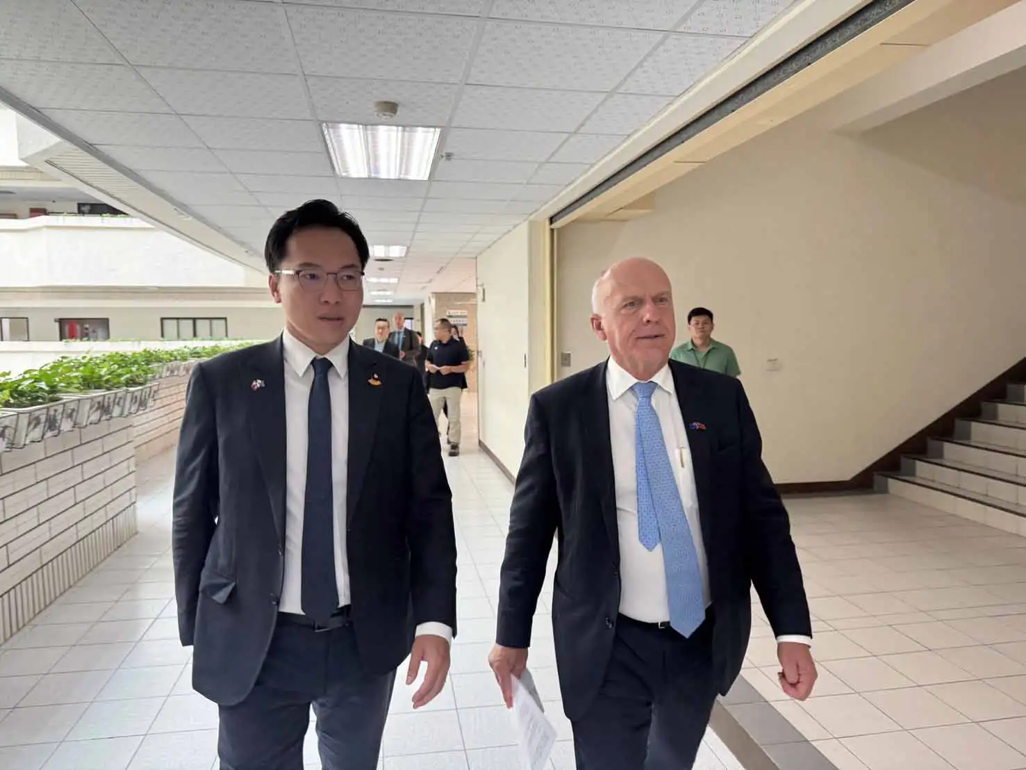 澳洲塔斯馬尼亞州代表團拜會市長陳其邁（左藍領帶為阿貝慈，右紅領帶為卡柏），並參訪科技業智崴集團，了解高雄產業轉型成果。（圖/林智鴻團隊提供）