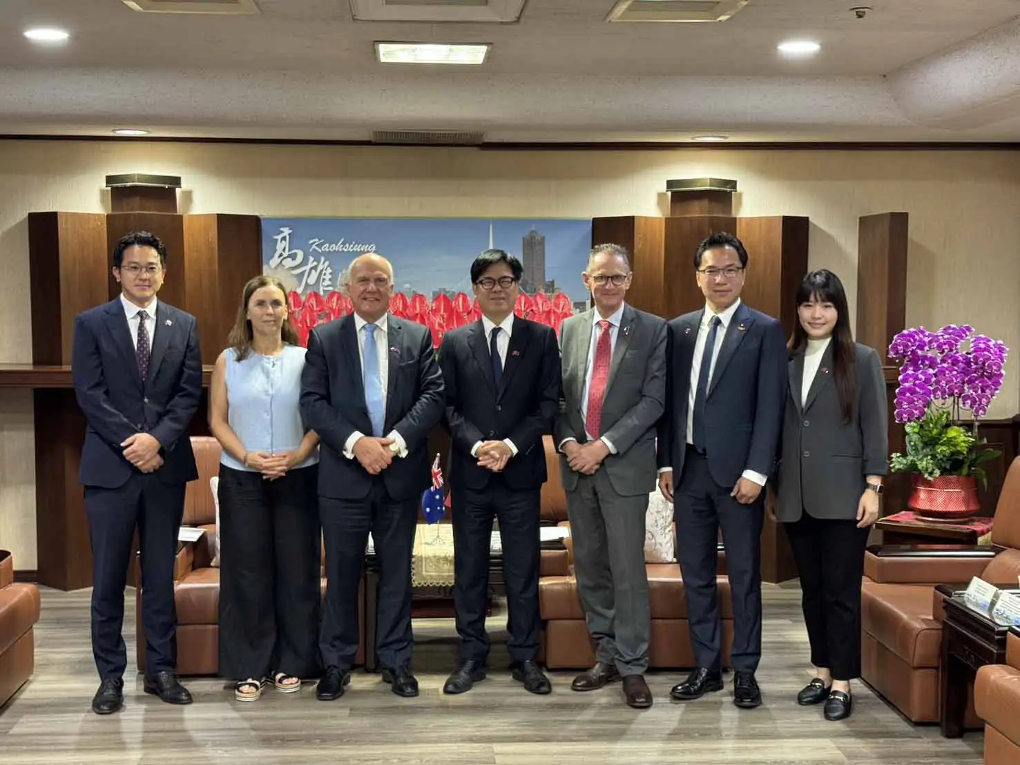 澳洲塔斯馬尼亞州代表團拜會市長陳其邁（左藍領帶為阿貝慈，右紅領帶為卡柏），並參訪科技業智崴集團，了解高雄產業轉型成果。（圖/林智鴻團隊提供）